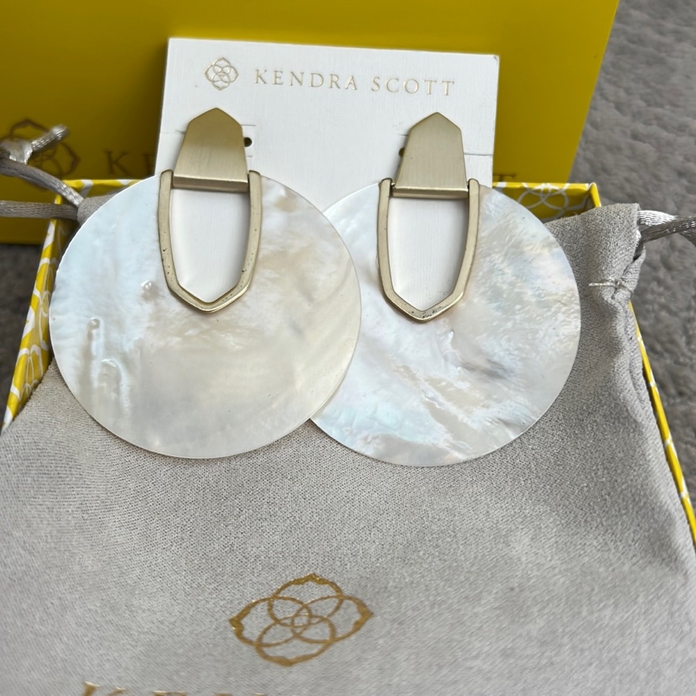 Kendra Scott earring in mother of pearl. Stunning! Never worn
